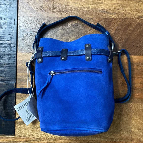 Free People soren suede bucket bag in rinsed cobalt blue NWT - Picture 8 of 10
